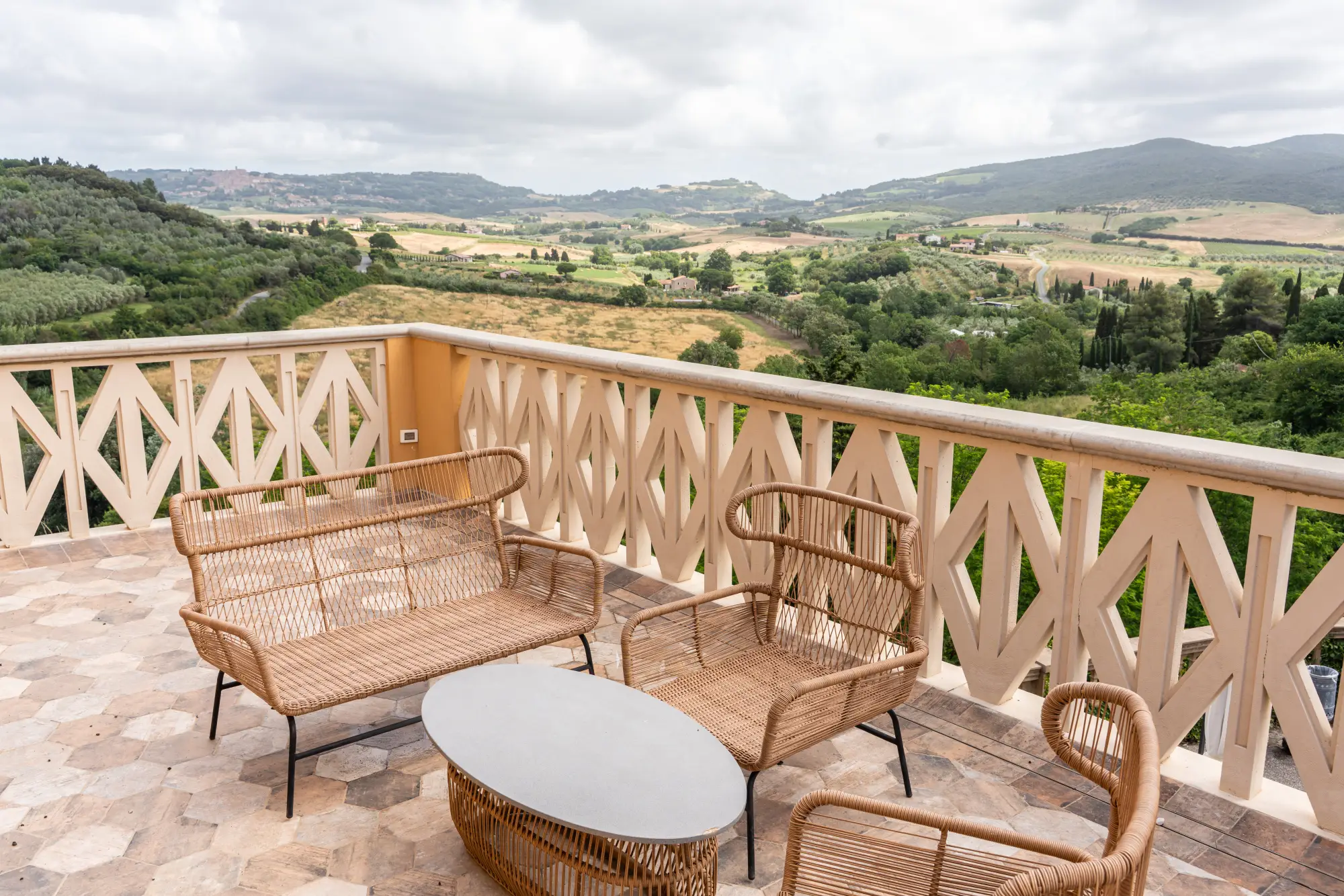 Vista dalle camere · colline e mare