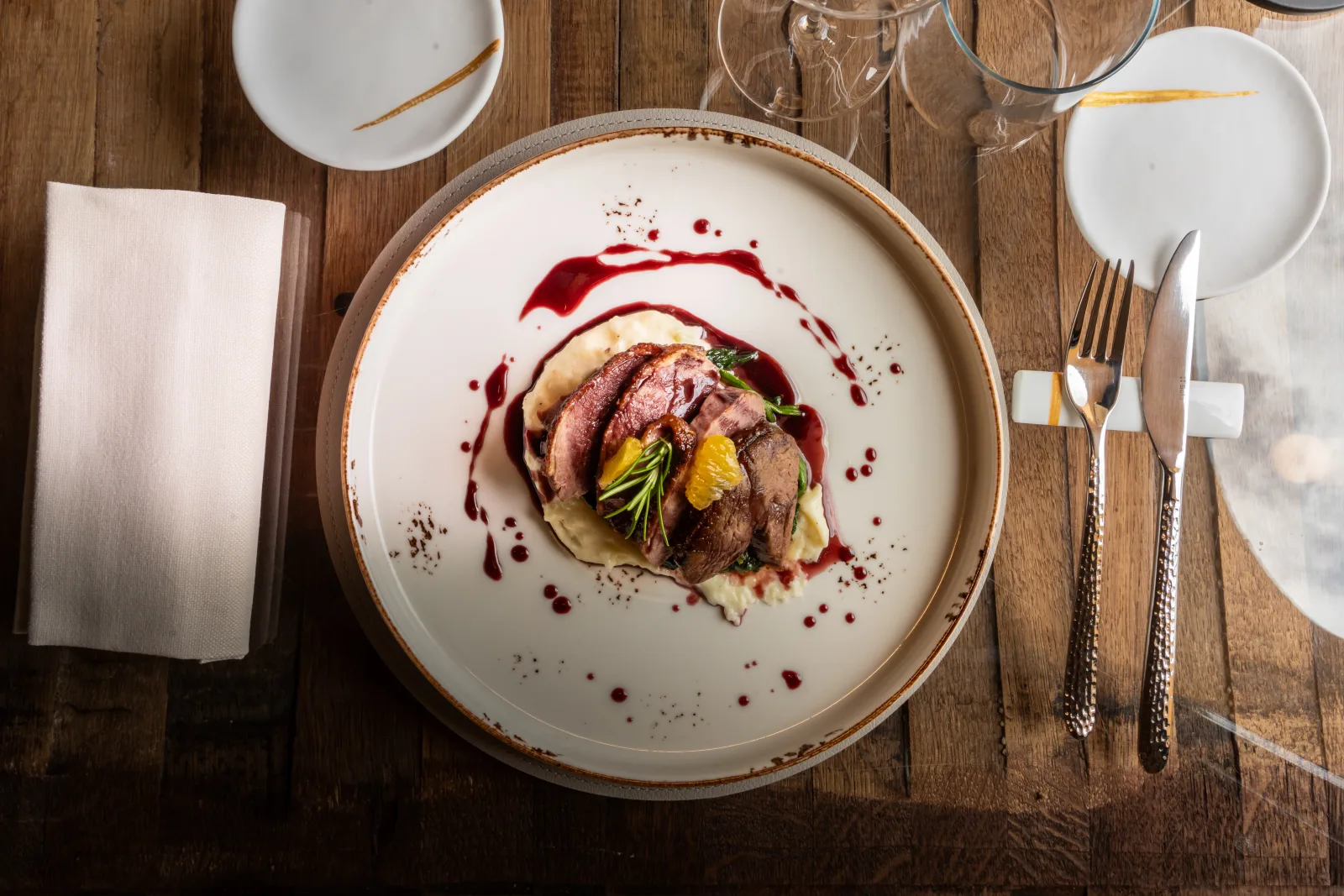Sala del ristorante · tavola e vini del territorio
